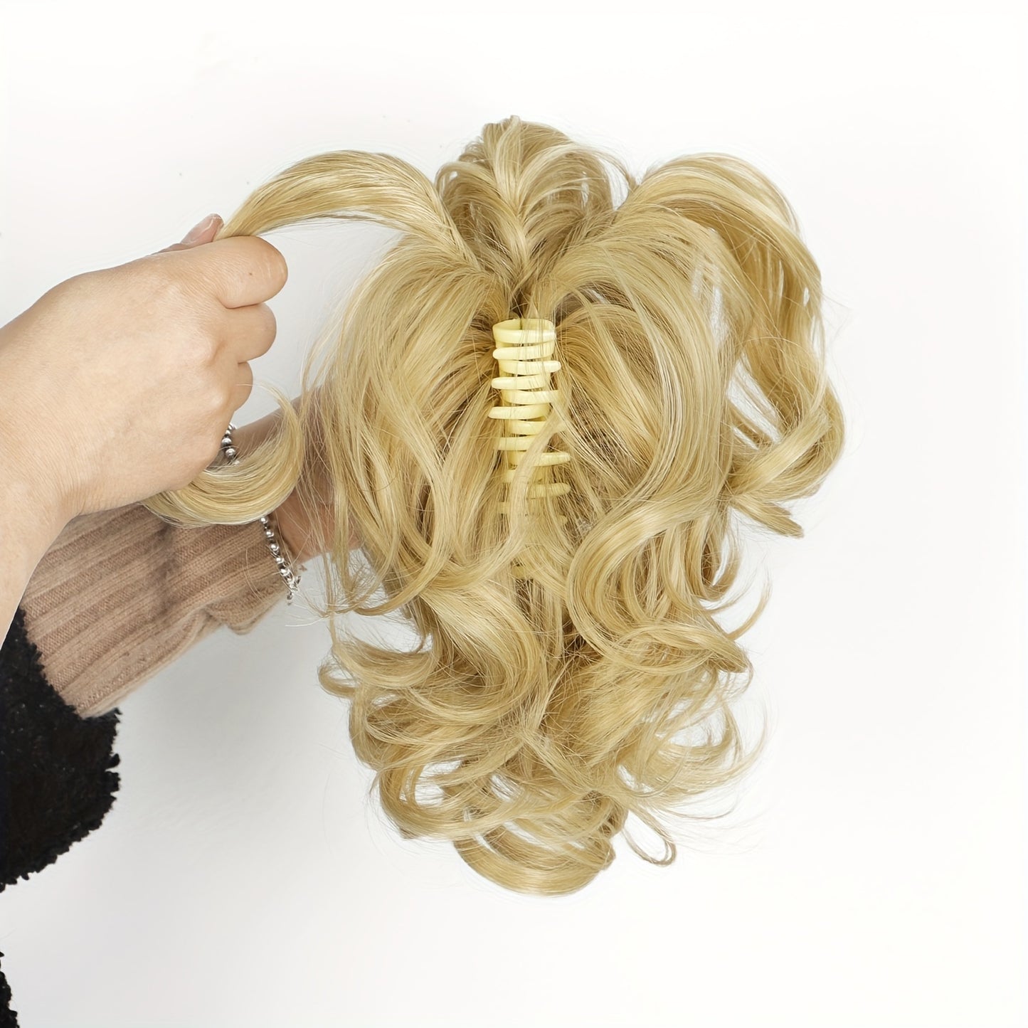 Wavy Short Ponytail Clip for Women with a Voluminous Look.