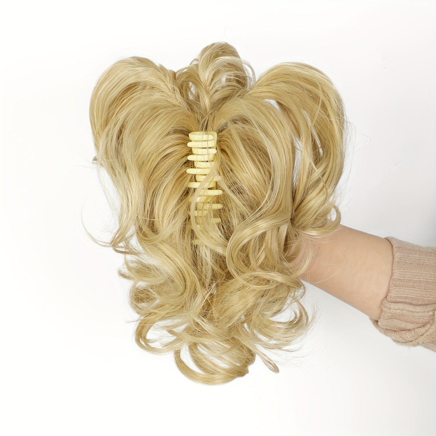 Wavy Short Ponytail Clip for Women with a Voluminous Look.