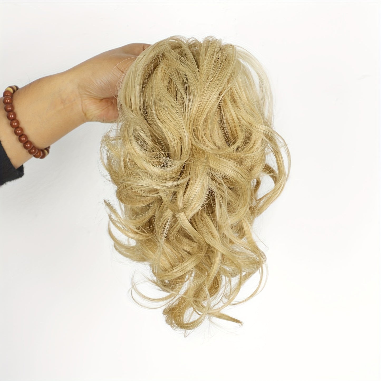 Wavy Short Ponytail Clip for Women with a Voluminous Look.
