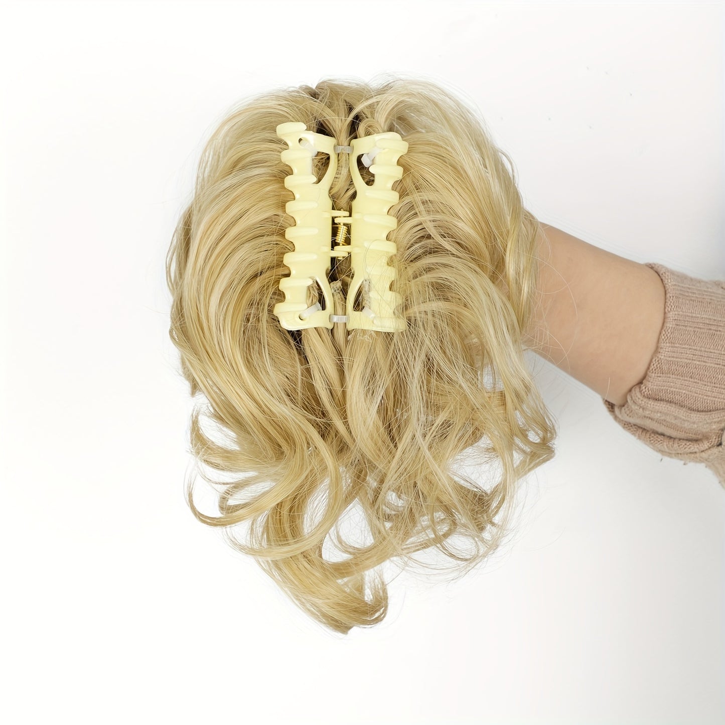 Wavy Short Ponytail Clip for Women with a Voluminous Look.